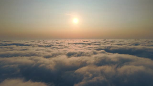 云上的壮观日出。飞过晨雾的天空，阳光照亮了雾和云。背景或纹理。视频素材