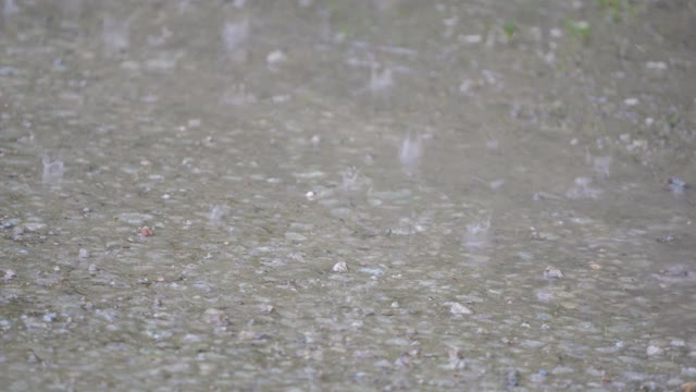 雨点在雨天落在地上视频素材