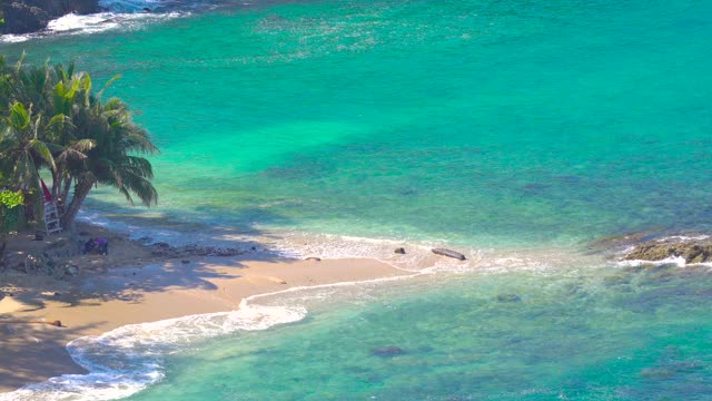 高质量的画面。泰国普吉岛海滩。海滩海景和沙滩在夏天的阳光。海滩空间区域背景。泰国普吉岛的巴东海滩。在2020年10月。4K超高清视频剪辑视频素材