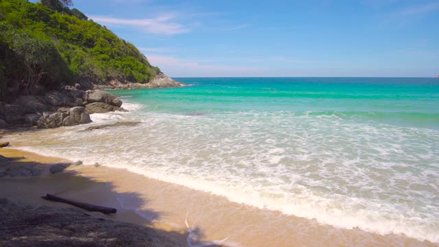 高夸普吉岛泰国海滩海。海滩海景和沙滩在夏天的阳光。海滩空间区域背景。泰国普吉岛的巴东海滩。在2020年10月。4K超高清视频剪辑视频素材