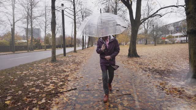 一个下雨天出门的男人视频素材