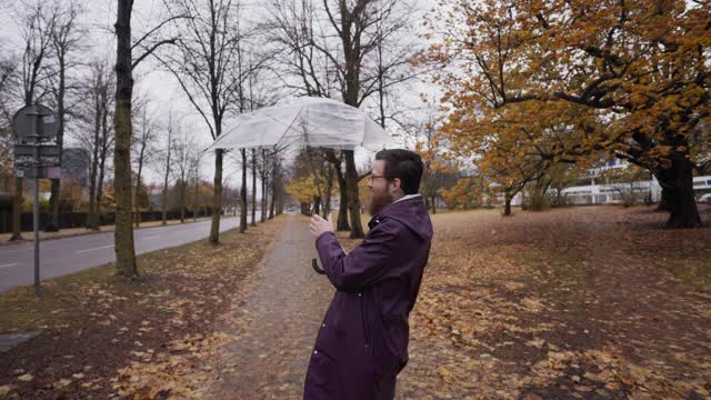 雨伞在刮风的天气里翻来覆去视频素材