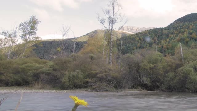 自然景观的时变与湖泊、山脉、自然风暴天气的隐喻视频素材