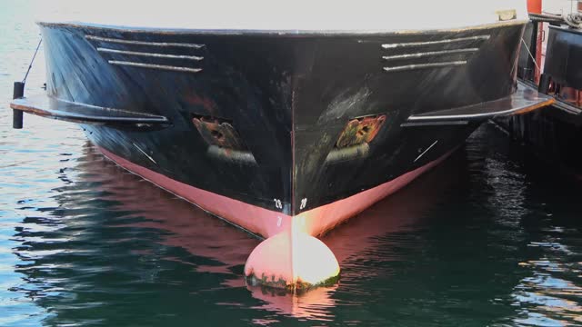 近距离观看在基尔港移动的波罗的海水域的球状船头渡轮视频素材