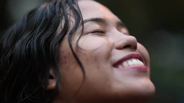 满怀希望的西班牙女孩在雨中祈祷。忠实的年轻拉丁妇女在下雨时祈祷视频素材