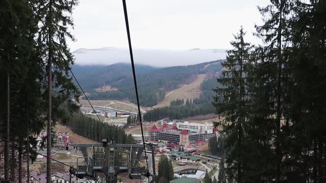 秋日高山度假区活动升降椅。滑雪胜地Bukovel在乌克兰。雾中的山坡风景视频素材