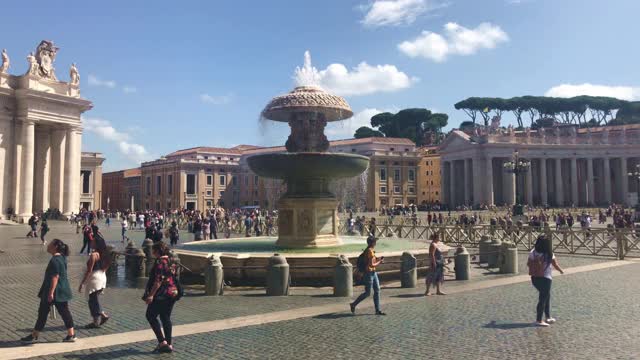 梵蒂冈圣彼得广场上的喷泉视频素材