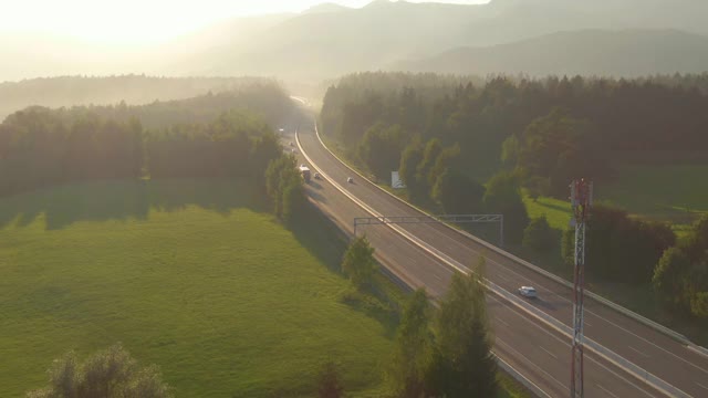 在日落时分，一辆货车在高速公路上行驶。视频素材