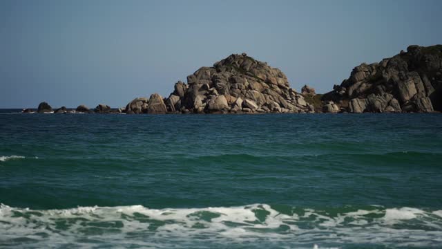 有岩石和海浪的海景。慢动作视频视频素材