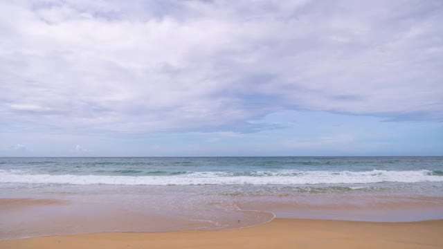 时间流逝美丽的蓝天和白云在夏季的海上流动好天气的一天时间流逝美丽的海在普吉岛泰国视频素材