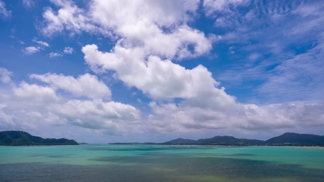 时间流逝美丽的蓝天和白云在夏季的海上流动好天气的一天时间流逝美丽的海在普吉岛泰国视频素材