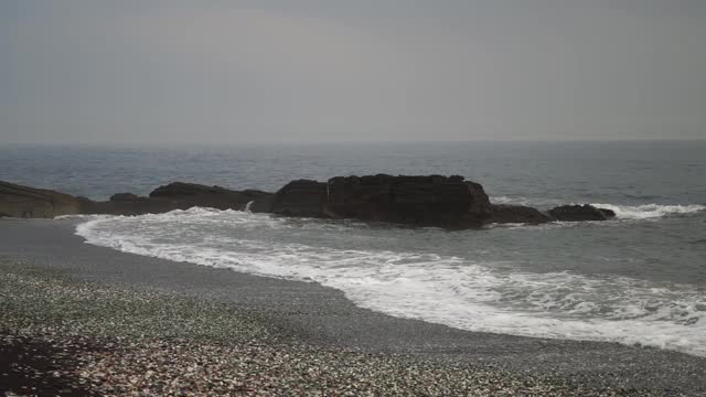 海景与美丽的岩石和海浪。玻璃海滩,符拉迪沃斯托克视频素材