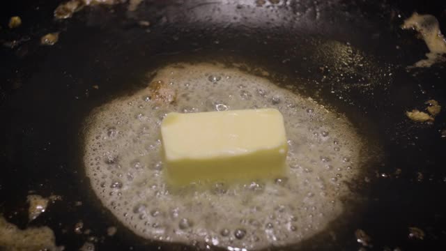 黄油在铸铁锅中融化视频素材