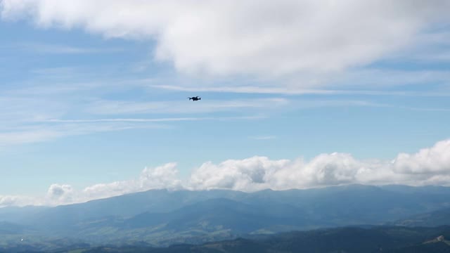 近距离拍摄山脉的专业无人机。视频素材