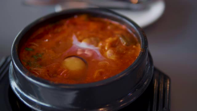 近距离“泡菜Jjigae”韩国食品传统风格视频素材