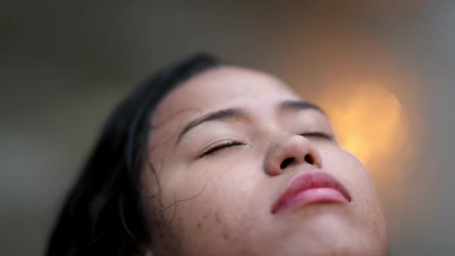 满怀希望的西班牙女孩在雨中祈祷。忠实的年轻拉丁妇女在下雨时祈祷视频素材