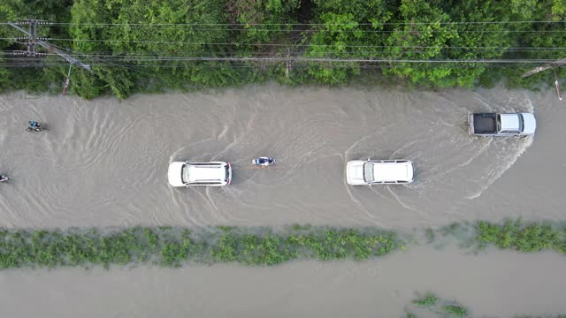 雨，洪水，街道行驶视频素材