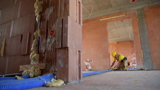 白人建筑工人装修室内地板安装元素视频素材