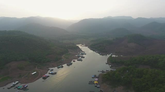 筏屋与湖岸线在日落，航拍视频视频素材