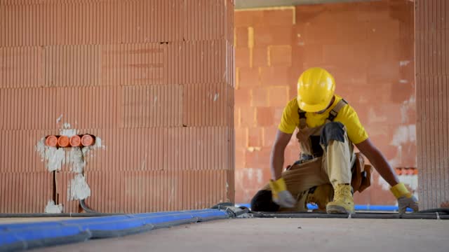 建筑工人装修室内电气地板安装视频素材