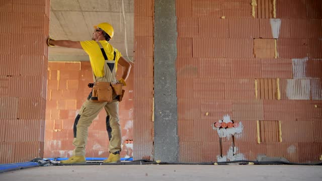 在混凝土块内的高加索建筑承包商建造的建筑物视频素材