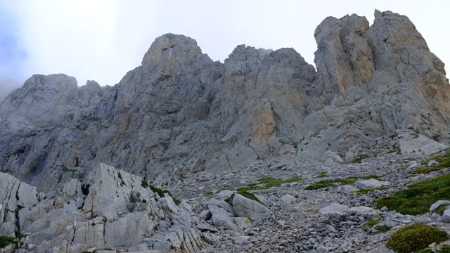 高山加拿大阿尔卑斯山的图像我高山之旅在岩石多云的日子视频素材