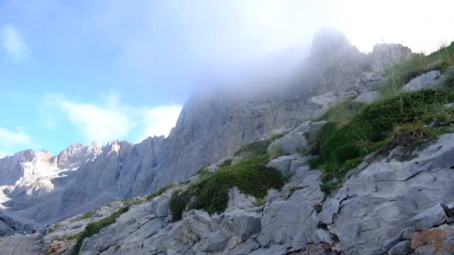 高山加拿大阿尔卑斯山的图像我高山之旅在岩石多云的日子视频素材