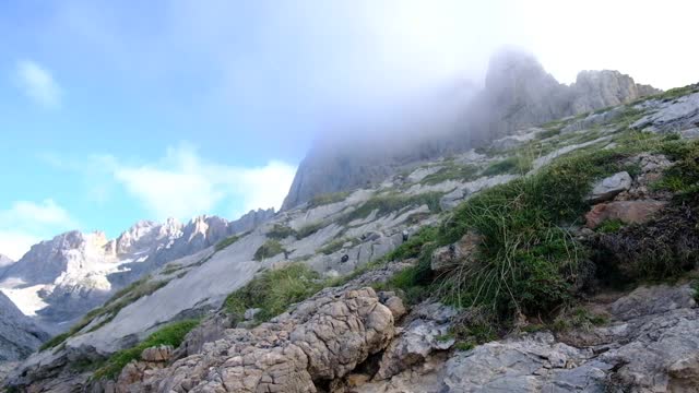 高山加拿大阿尔卑斯山的图像我高山之旅在岩石多云的日子视频素材