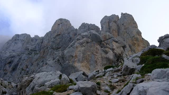 高山加拿大阿尔卑斯山的图像我高山之旅在岩石多云的日子视频素材