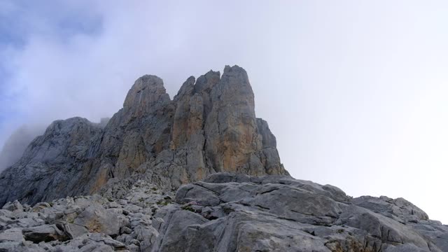 高山加拿大阿尔卑斯山的图像我高山之旅在岩石多云的日子视频素材