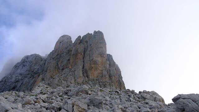 高山加拿大阿尔卑斯山的图像我高山之旅在岩石多云的日子视频素材