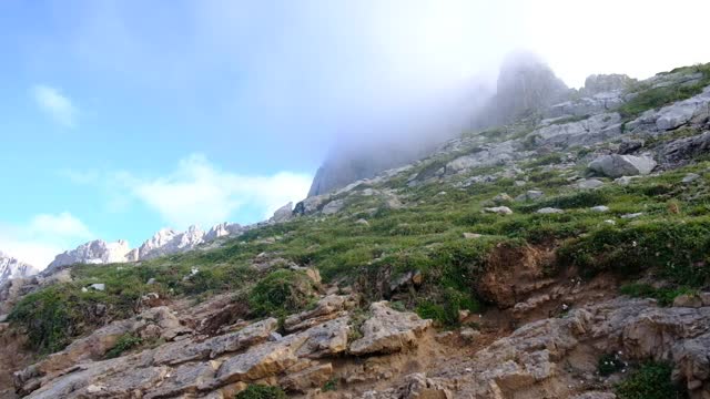 高山加拿大阿尔卑斯山的图像我高山之旅在岩石多云的日子视频素材