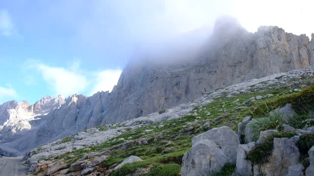 高山加拿大阿尔卑斯山的图像我高山之旅在岩石多云的日子视频素材