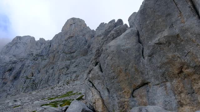 高山加拿大阿尔卑斯山的图像我高山之旅在岩石多云的日子视频素材