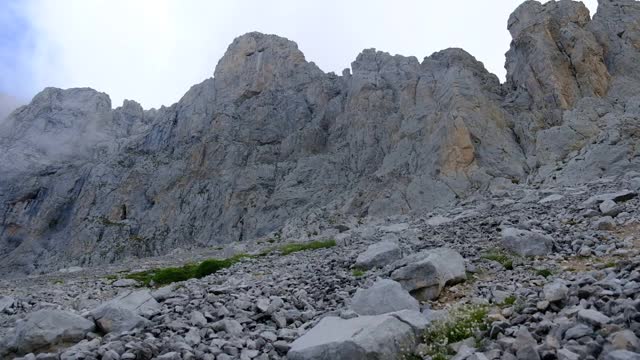 高山加拿大阿尔卑斯山的图像我高山之旅在岩石多云的日子视频素材