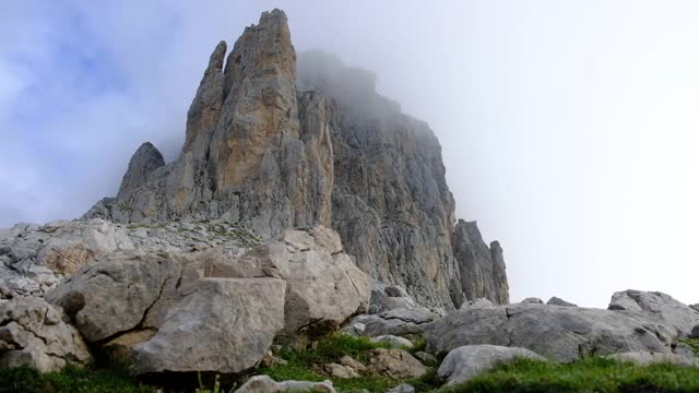 高山加拿大阿尔卑斯山的图像我高山之旅在岩石多云的日子视频素材