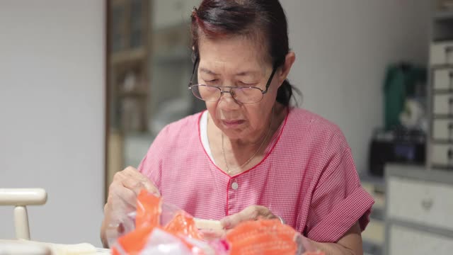 在家里穿着睡衣做早餐的老妇人视频素材