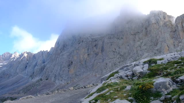 高山加拿大阿尔卑斯山的图像我高山之旅在岩石多云的日子视频素材