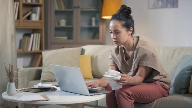 担心的女人检查账单计算费用视频素材