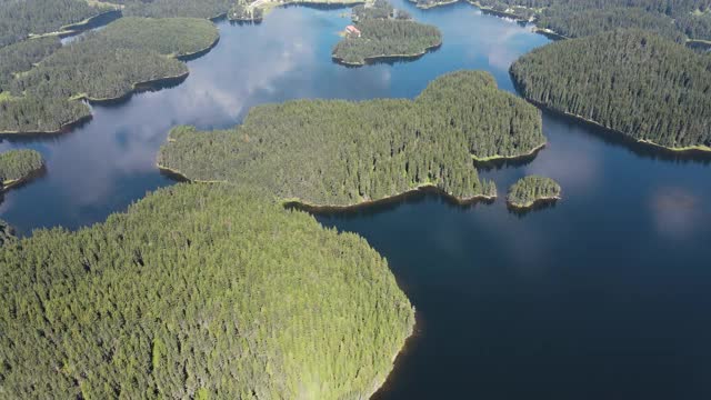 Shiroka polyana(宽草地)水库鸟瞰图，帕扎尔日克地区，保加利亚视频素材