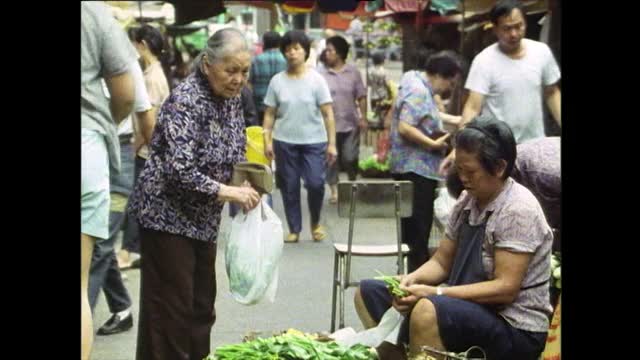 gv客户和摊贩在一个户外市场;香港;1989视频素材