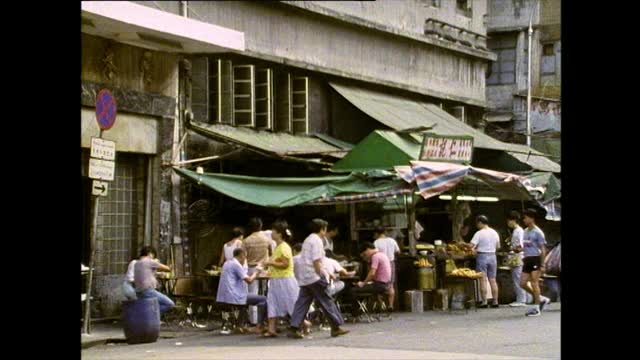 在香港咖啡馆外用餐的人;1989视频素材