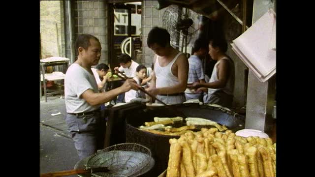 在香港街头咖啡馆烹饪和食用的食物;1989视频素材