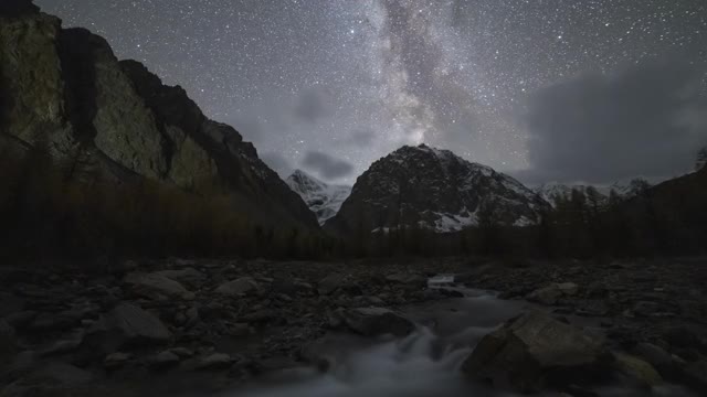 卡拉塔什山，阿克楚鲁河和银河之夜。西伯利亚阿尔泰山脉,视频素材