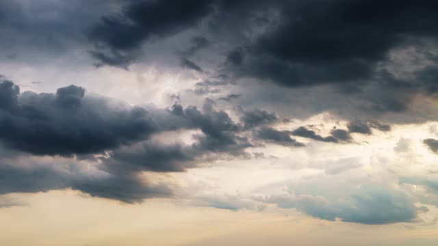 美丽的黑暗戏剧性的天空与暴风雨的云时间流逝视频素材