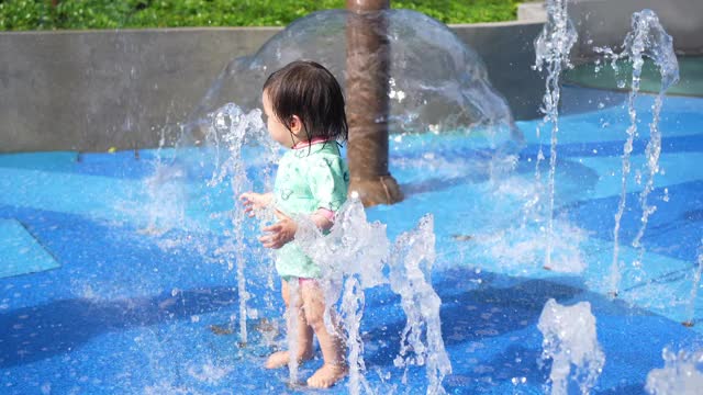 女人和孩子玩溅水视频素材