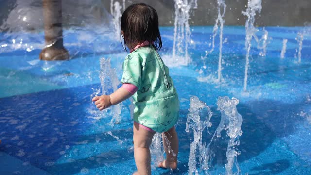 女人和孩子玩溅水视频素材