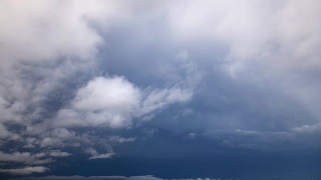 黑暗的暴风雨天空的时间流逝视频素材