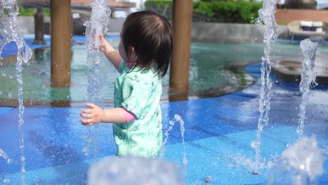 女人和孩子玩溅水视频素材