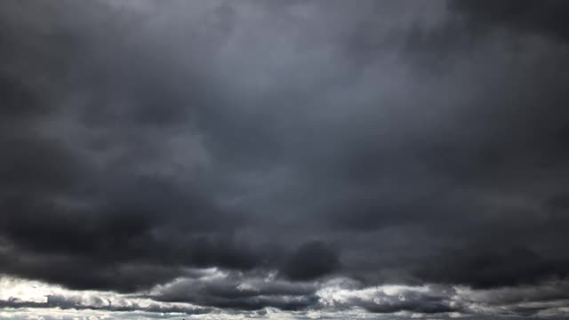 黑暗的暴风雨天空的时间流逝视频素材